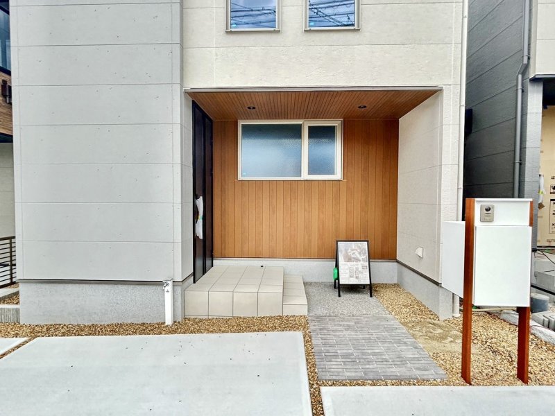 宅配BOX付門柱：配達員の方に手間をかけず、自分のタイミングで荷物を取り出せる♪