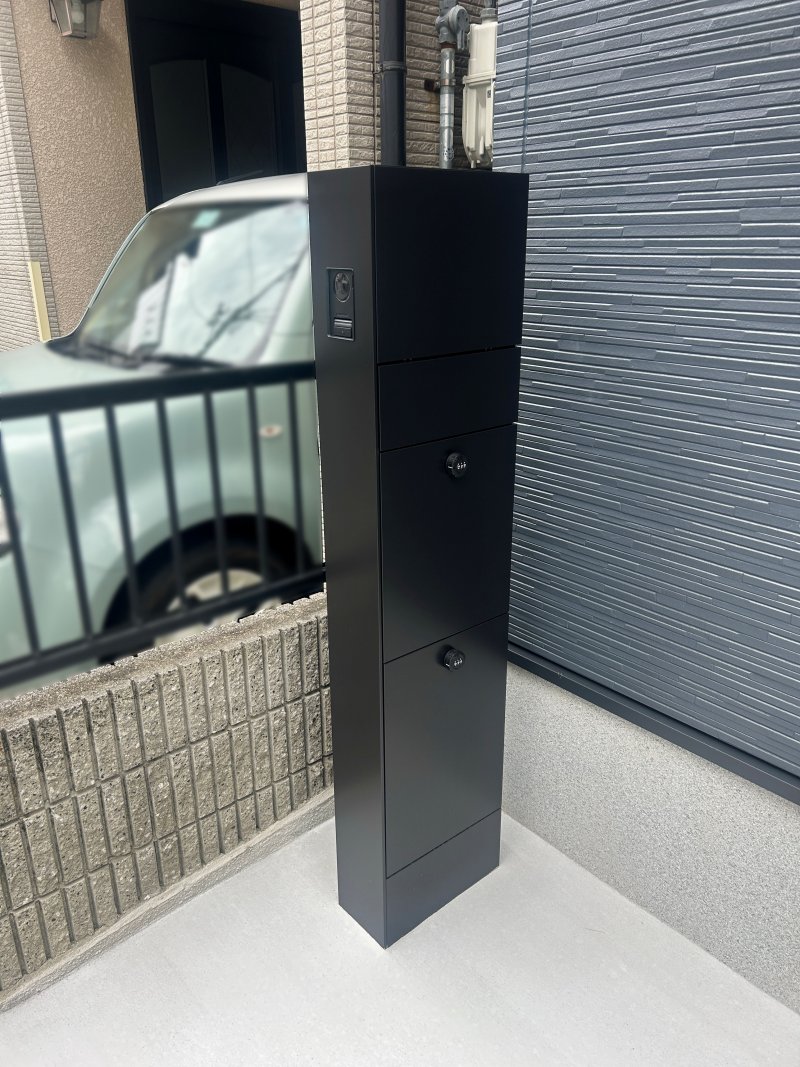 スタイリッシュでミニマルな宅配BOX付き門柱を採用。不在がちな共働き家庭でも荷物の受け取りがスムーズ。再配達の手間を省き、毎日の暮らしにゆとりをもたらします。