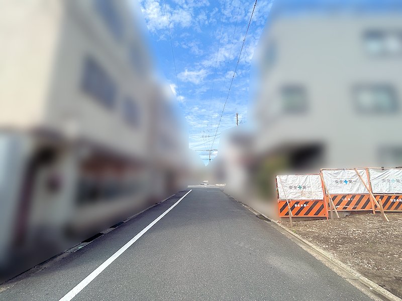 【前面道路】 南側約5.9mの公道に面した現地。接道幅は約7.86mあり、道路との位置関係も確認できます。