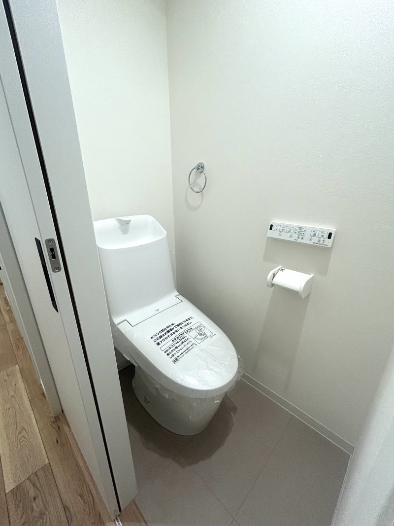 清潔感あふれるシンプルなデザインのトイレ。窓付きで換気も良好、いつも快適な空間を保てます。
