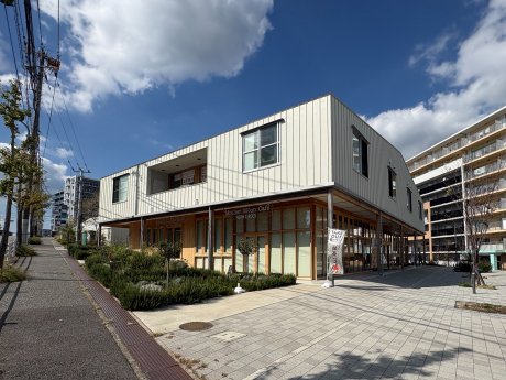 マザームーンカフェ・ファームサーカス 北鈴蘭台店まで徒歩3分（240m）木の風合いが心地いい、街角カフェが徒歩3分。
