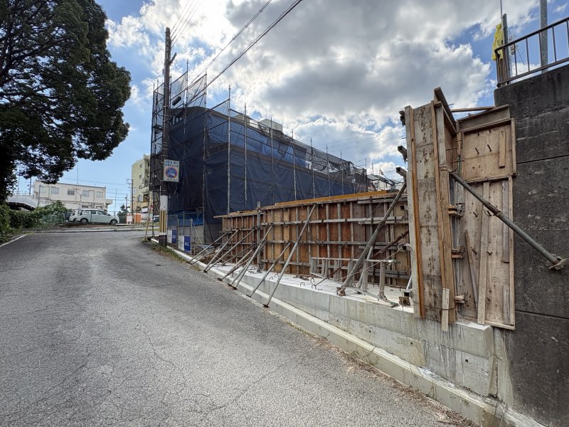 現地南東側の様子。両面道路で開放感、日当たり、風通しを確保！