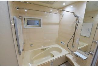 浴室(LIXIL)カワック、キレイサーモフロア、サーモバスS、エコフルシャワーなど掃除のしやすさなど機能的な浴室です。