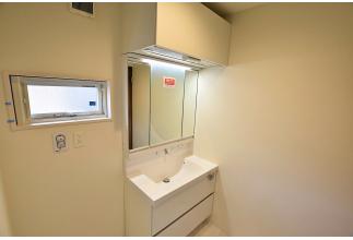 洗面化粧台（LIXIL）ミラーキャビネット(3面鏡収納・LED照明)アッパーキャビネット(ダウン機構付）タオルクリップ付。窓付で湿気がちな洗面室もしっかり換気出来ます。
