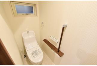 トイレ（LIXIL）棚手すり、窓、換気扇など機能充実。