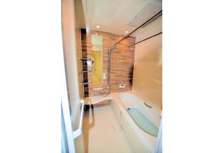 浴室（LIXIL）カワック、キレイサーモフロア、サーモバスＳ、スイッチ付きエコフルシャワー等、機能充実。