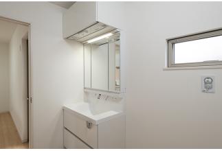 機能性に優れた三面鏡（長寿命・省電力のスリムLED付）と、豊富な収納キャビネットがついたスタイリッシュな洗面化粧台です。