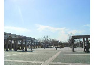 梅小路公園　歩15分（1200ｍ）車で3分！休日に楽しめる憩いの公演。芝生広場た京都水族館、京都鉄道博物館などがある市営の都市公園。