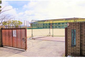 西賀茂中学校　歩12分（960ｍ）緑豊かな環境の学校です。