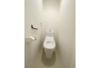 トイレ 1階(LIXIL) 落ちにくい汚物汚れも、水を流すだけでツルンっと落とせる新素材“アクアセラミック”で毎日のお手入れ簡単。