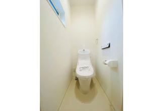 トイレ 2階(LIXIL)キレイが続く、掃除のしやすさにこだわったトイレ。換気扇、棚手すり窓付きです。