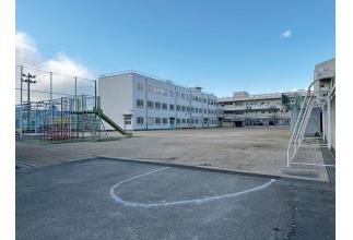 和田岬小学校まで徒歩9分(720ｍ)のびのびと運動の出来る大きなグラウンドがある小学校です。