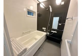 浴室（Housetec）毎日のお手入れがしやすい工夫と、心地よい使用感、エコロジー性能を持ったシンプルデザインのシステムバス。乾燥・暖房機能付き。