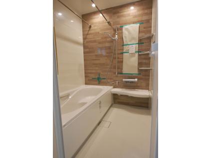 浴室(LIXIL)：上質で快適な装備に包まれたバスルーム。ブラウンを基調とした落ち着きのある浴室です。癒されそうです。