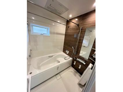 浴室(LIXIL)上質で快適な装備に包まれたバスルーム。ブラウンを基調とした落ち着きのある浴室です。癒されそうです。