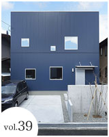 青藍のキューブ型デザインの家。