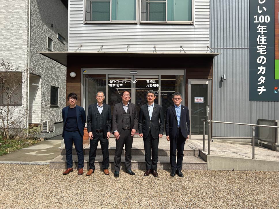 南インター住宅展示場ショールーム棟の前で河野知事、ゼロホーム・菊本社長らで記念撮影