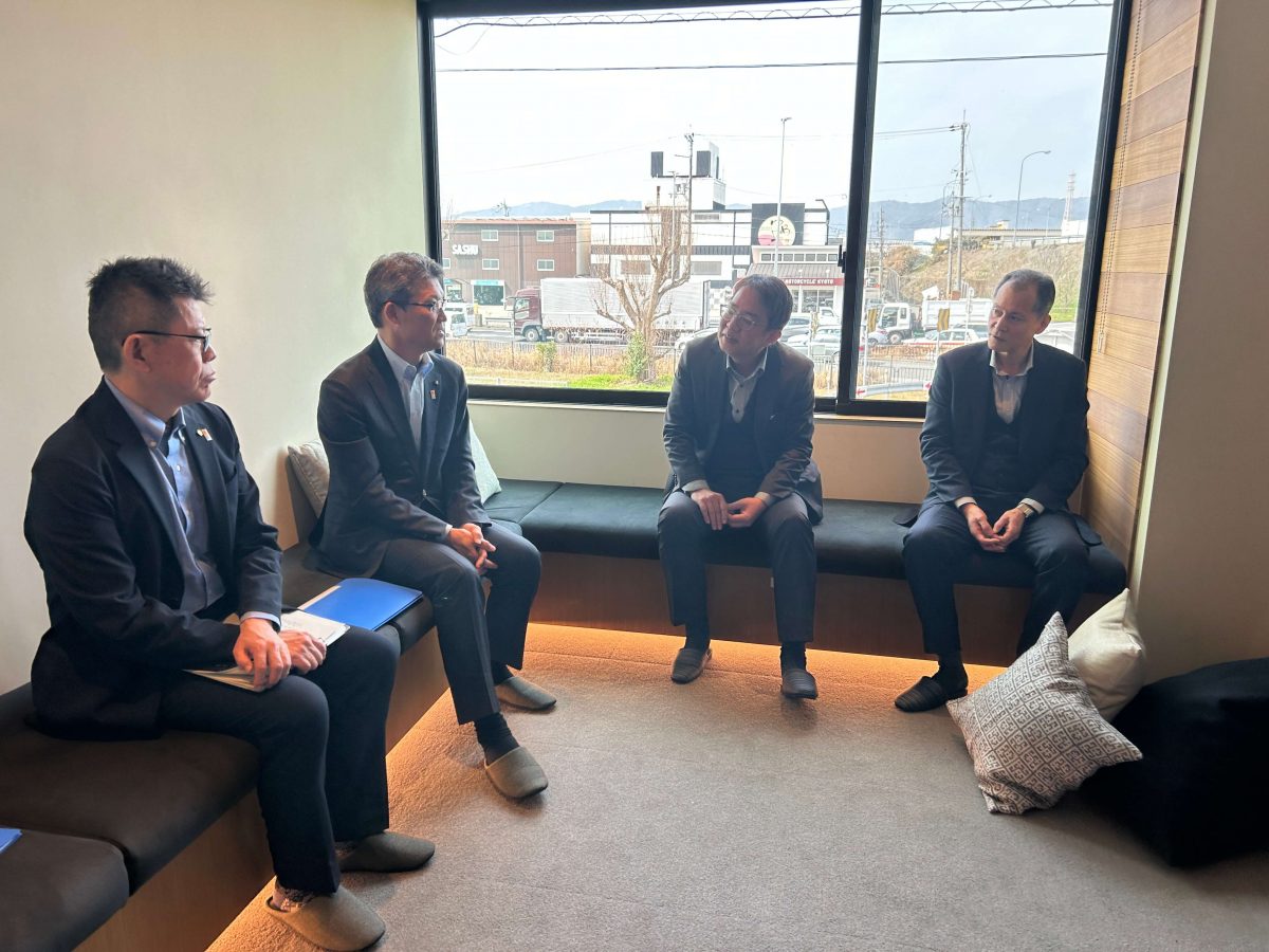 モデルハウス「BASE3マチナカ」内で建物やまちもくプロジェクトについてご説明