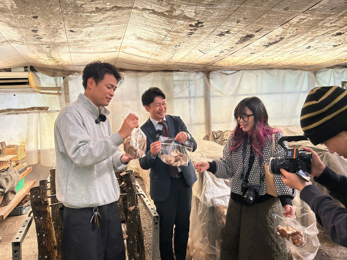 袋いっぱいにしいたけを収穫して笑顔のみやざき、よっしー、ゆうぽんさん