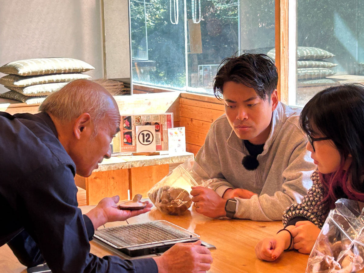 真剣にしいたけの食べ方を教わるみやざき