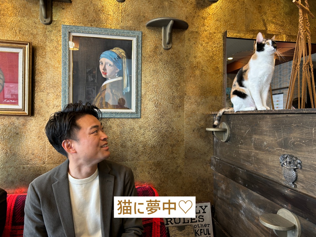 猫を前にほほが緩みぱなしのゼロホームスタッフみやざき