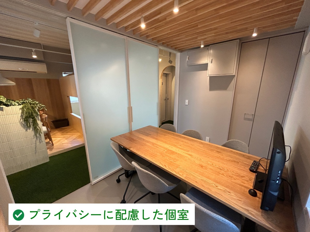 扉が閉まる完全個室タイプの打ち合わせスペース。契約や資金計画のご相談に最適
