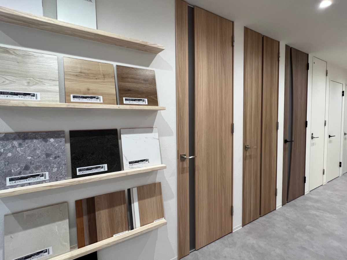 ダイケン、LIXILなどの建具や床材が並ぶ京都南インター住宅展示場のショールーム