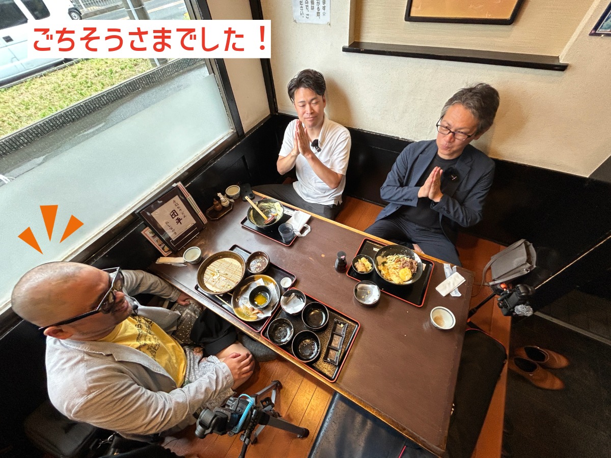 食事を終え両手を合わせる参加者たちと撮影スタッフ