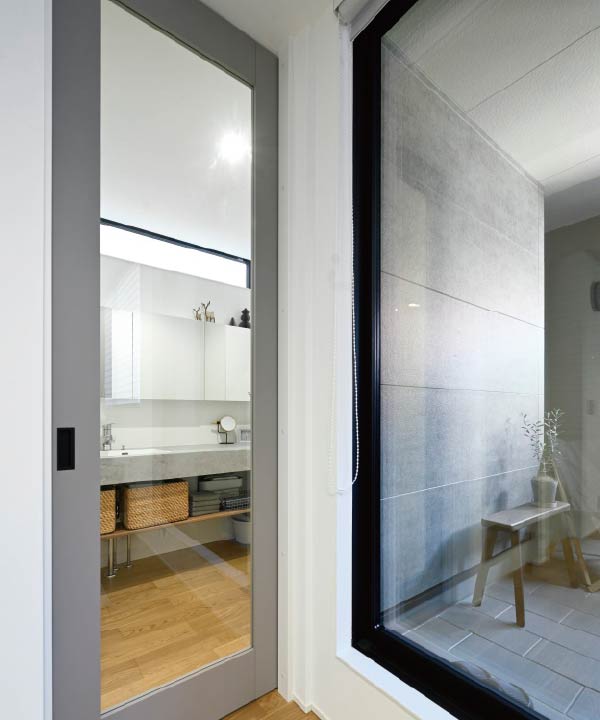 POWDER ROOM & LAUNDRY ROOM