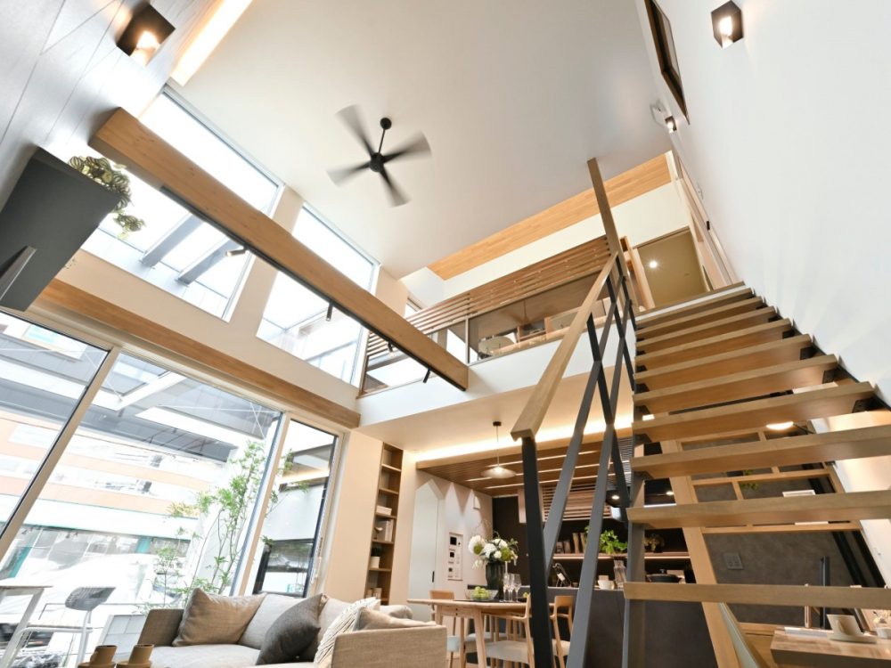 吹抜を取り入れた開放感あふれる枚方住宅展示場BASE3nextのリビング｜ゼロホームのスペパ住宅の施工事例